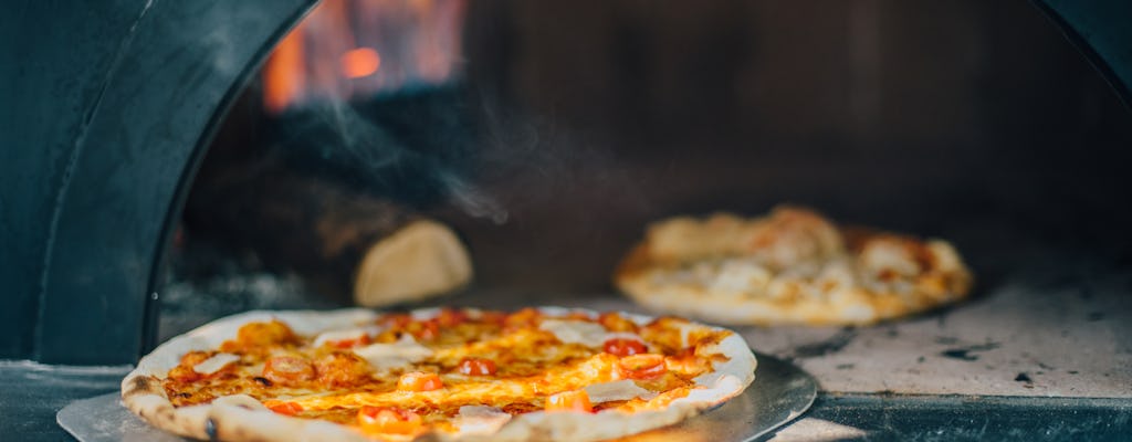 Elaboración de pizzas y degustación de vinos en el campo romano.