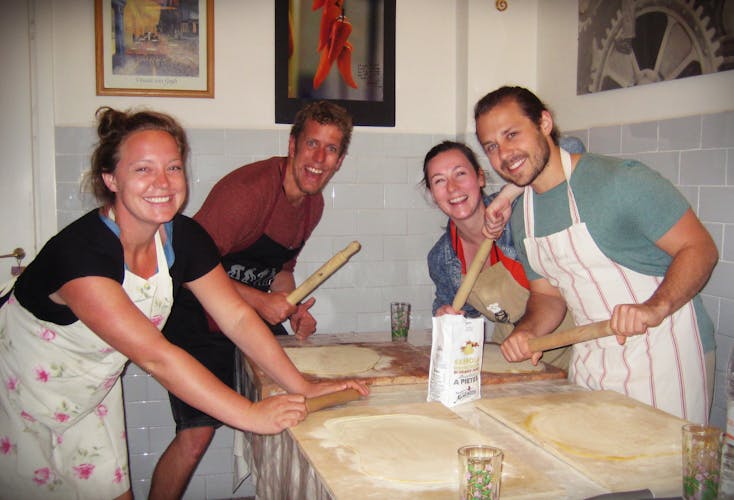Authentic Roman pizza making class and dinner
