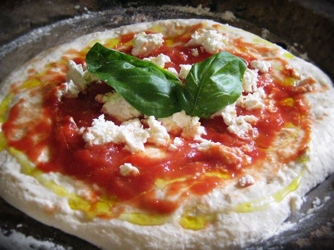 Authentic Roman pizza making class and dinner