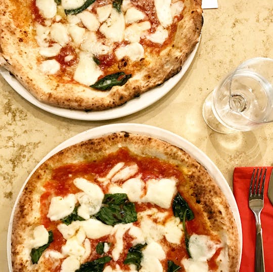 Neapolitan pizza cooking class and dinner in Naples