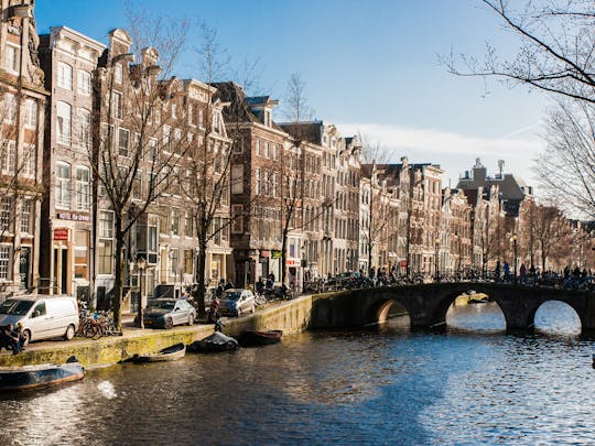 Cena tradizionale olandese in una casa sul canale di Amsterdam