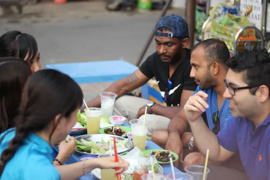 Excursão gastronômica de rua na cidade de Ho Chi Minh com um guia Ao Dai