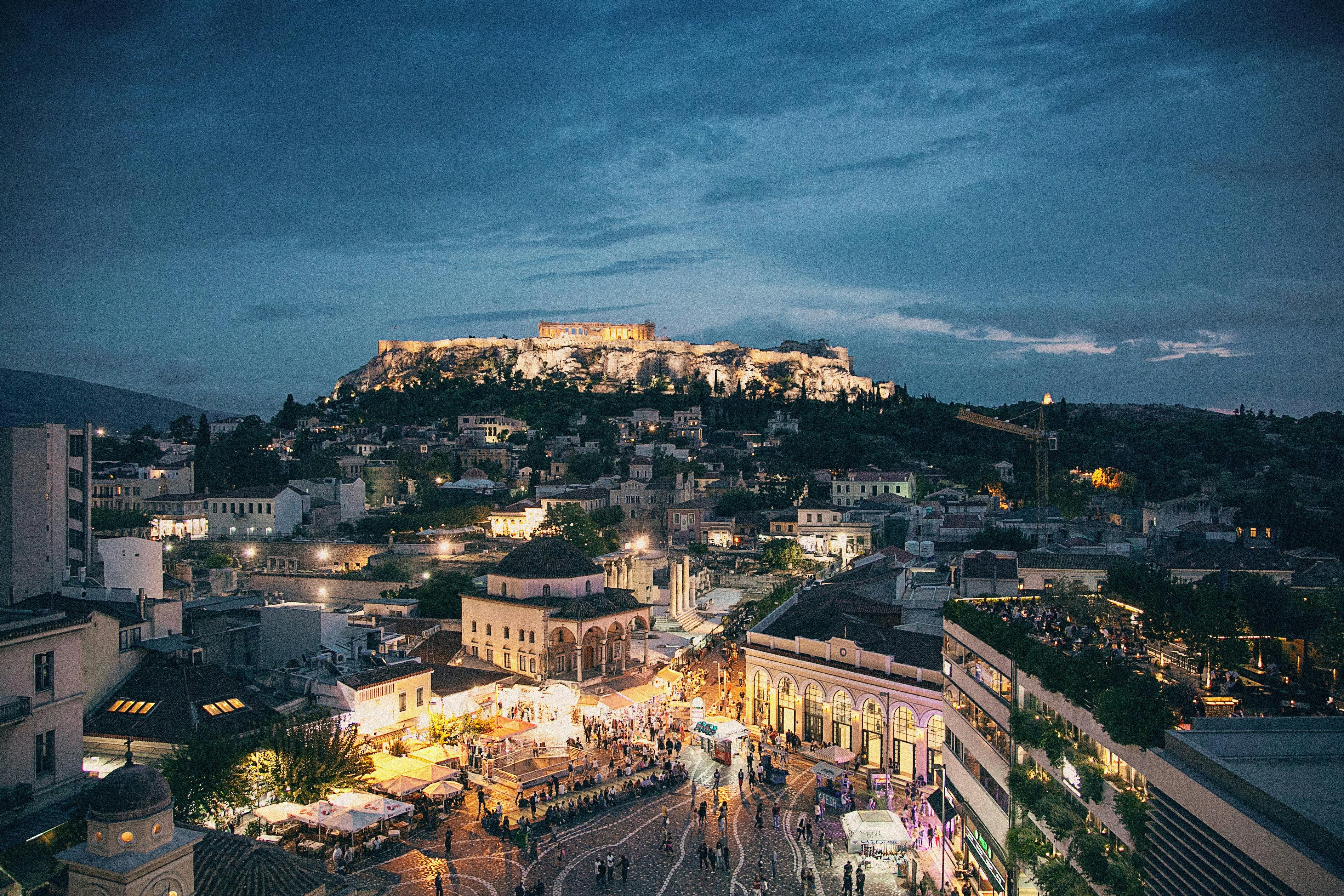 Pruebe el paseo gastronómico nocturno de Atenas y la cena con un anfitrión local