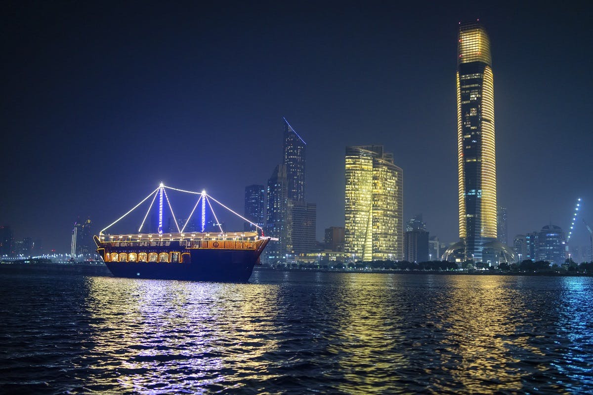 Cruzeiro com jantar Dhow saindo de Abu Dhabi