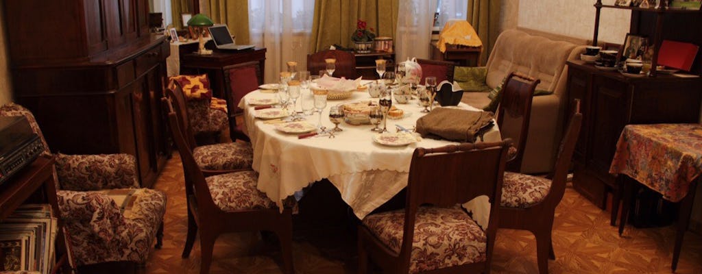 Rosyjska kolacja w tradycyjnym apartamencie w Petersburgu