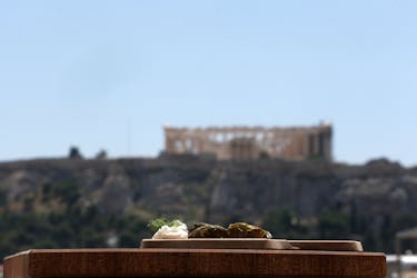 Clase de cocina mezze griega y almuerzo con vista a la Acrópolis