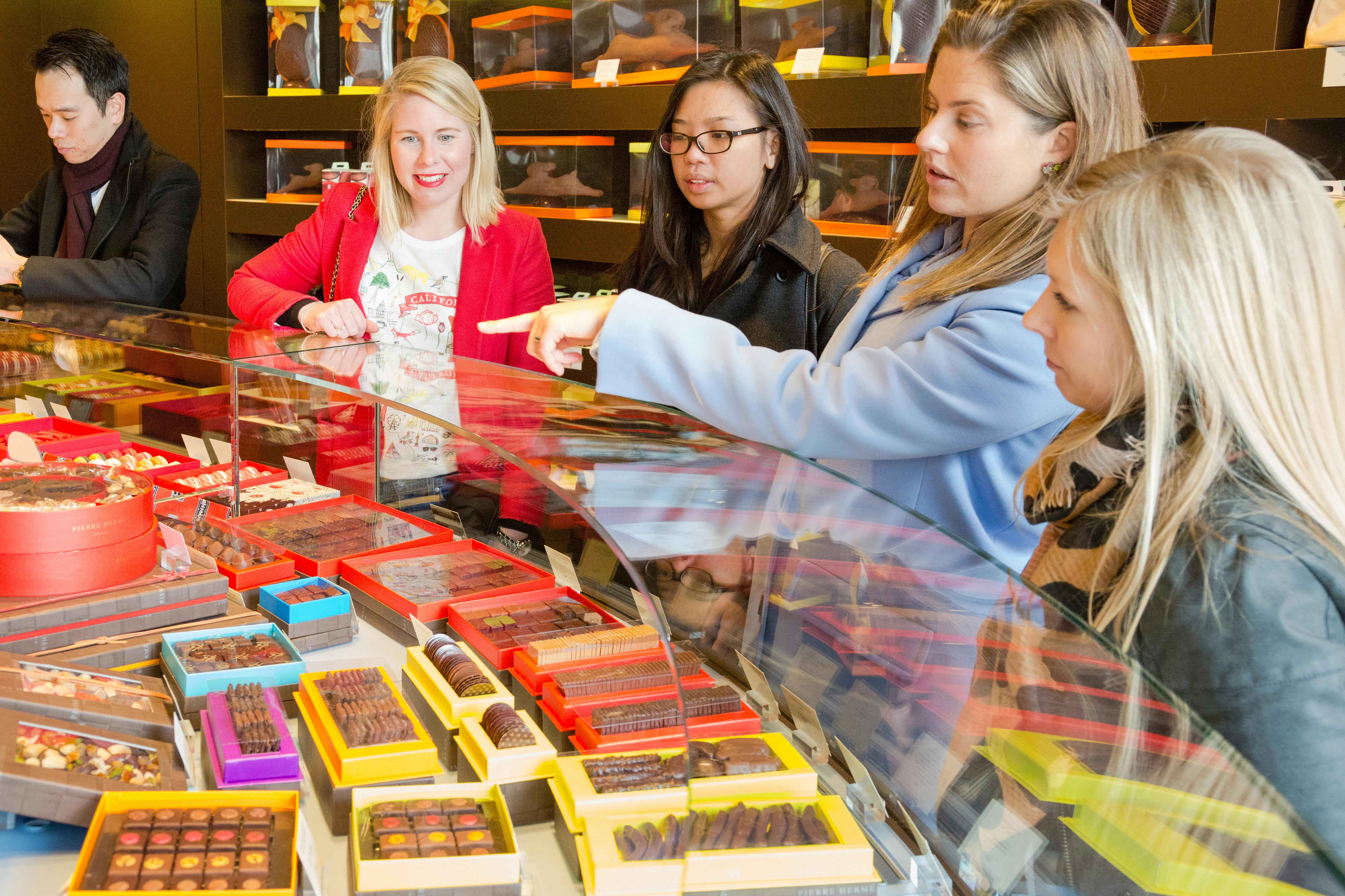 Luxury pastry tour of the 16th district of Paris with a pastry chef