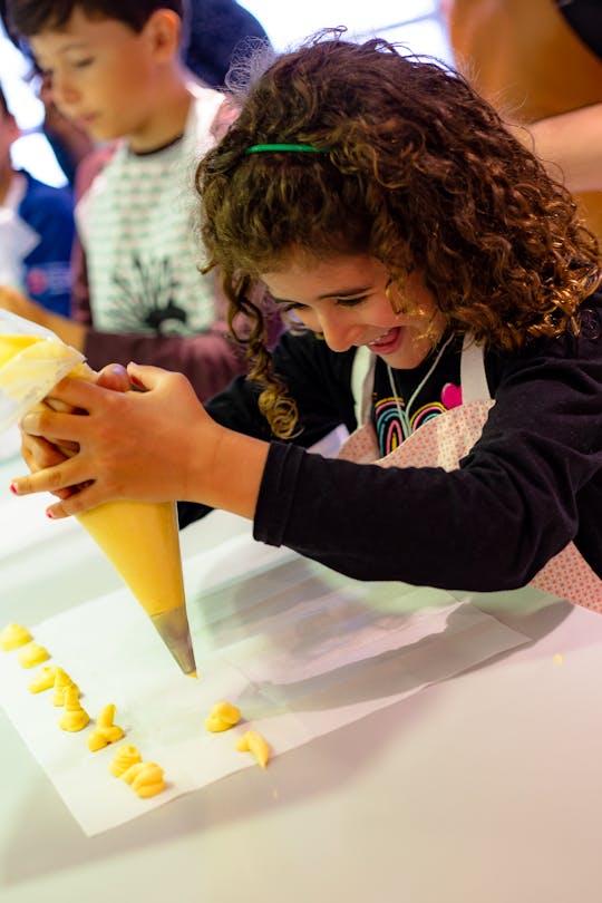 Choux cooking class for kids in Paris