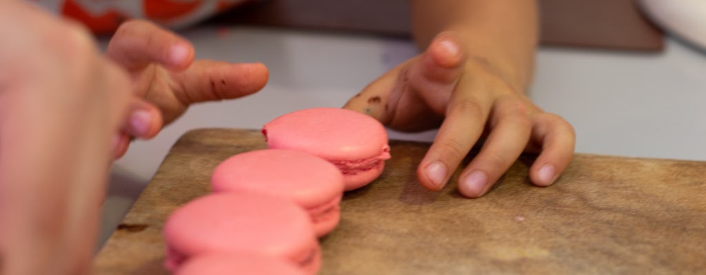 Macaron maakt les voor kinderen in Parijs