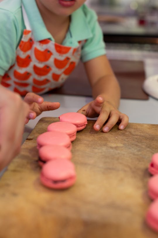 Macaron fazendo aula para crianças em Paris