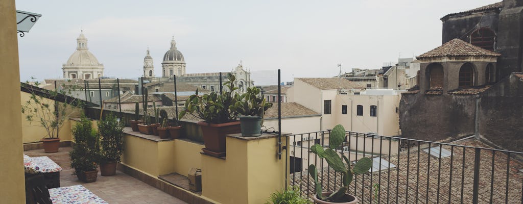 Vegetarisches sizilianisches Degustationsmenü auf einer Catania Terrasse