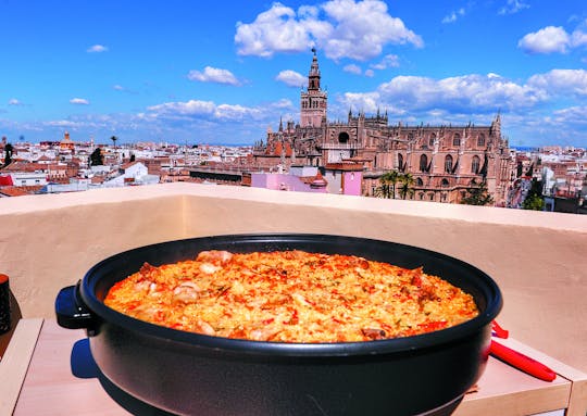 Aula de culinária com paella e jantar em um telhado escondido de Sevilha (noite)