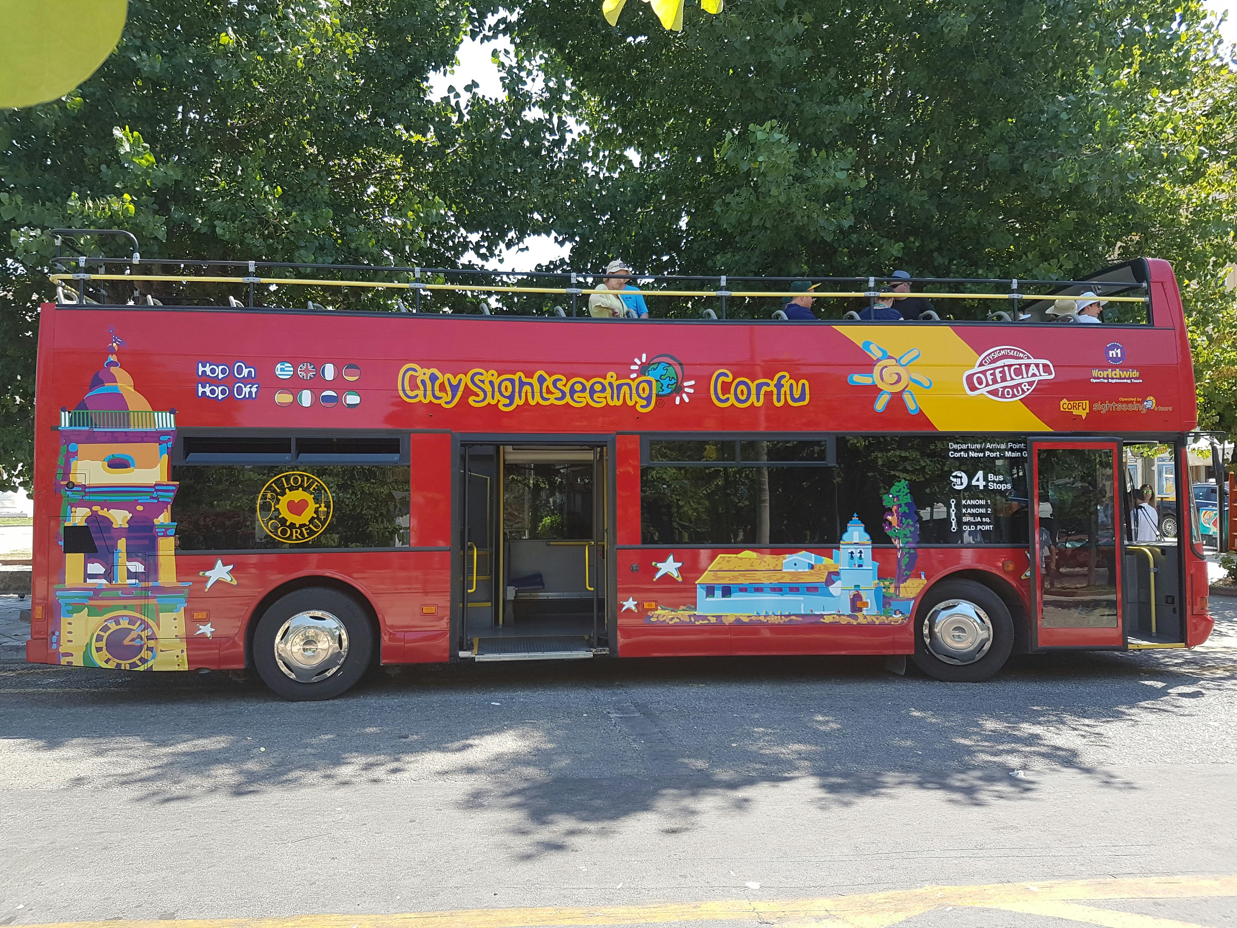 Stadtrundfahrt mit dem Hop-on-Hop-off-Bus durch Korfu