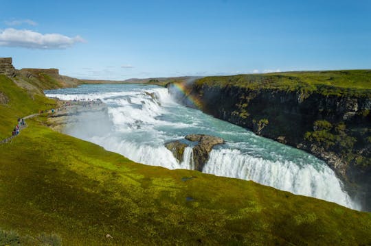 Visita géiseres y cascadas en un tour privado de día completo