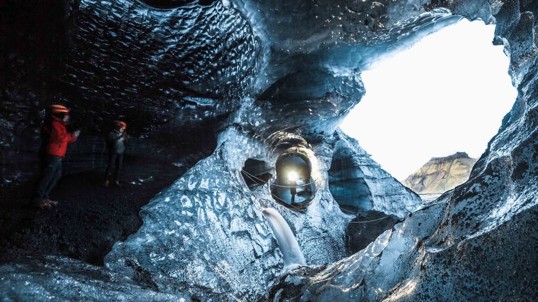 Gehen Sie unter einer Eishöhle unter dem Katla-Vulkan hindurch