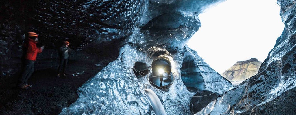 Cammina sotto una grotta di ghiaccio sotto il vulcano Katla