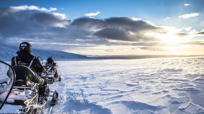 Explore el círculo dorado y una cueva de hielo con un viaje en moto de nieve