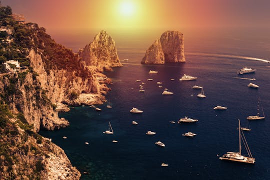 Zweistündige Bootsfahrt bei Sonnenuntergang um Capri