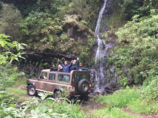 Madeira wine tastings and Skywalk full-day tour in open roof 4x4