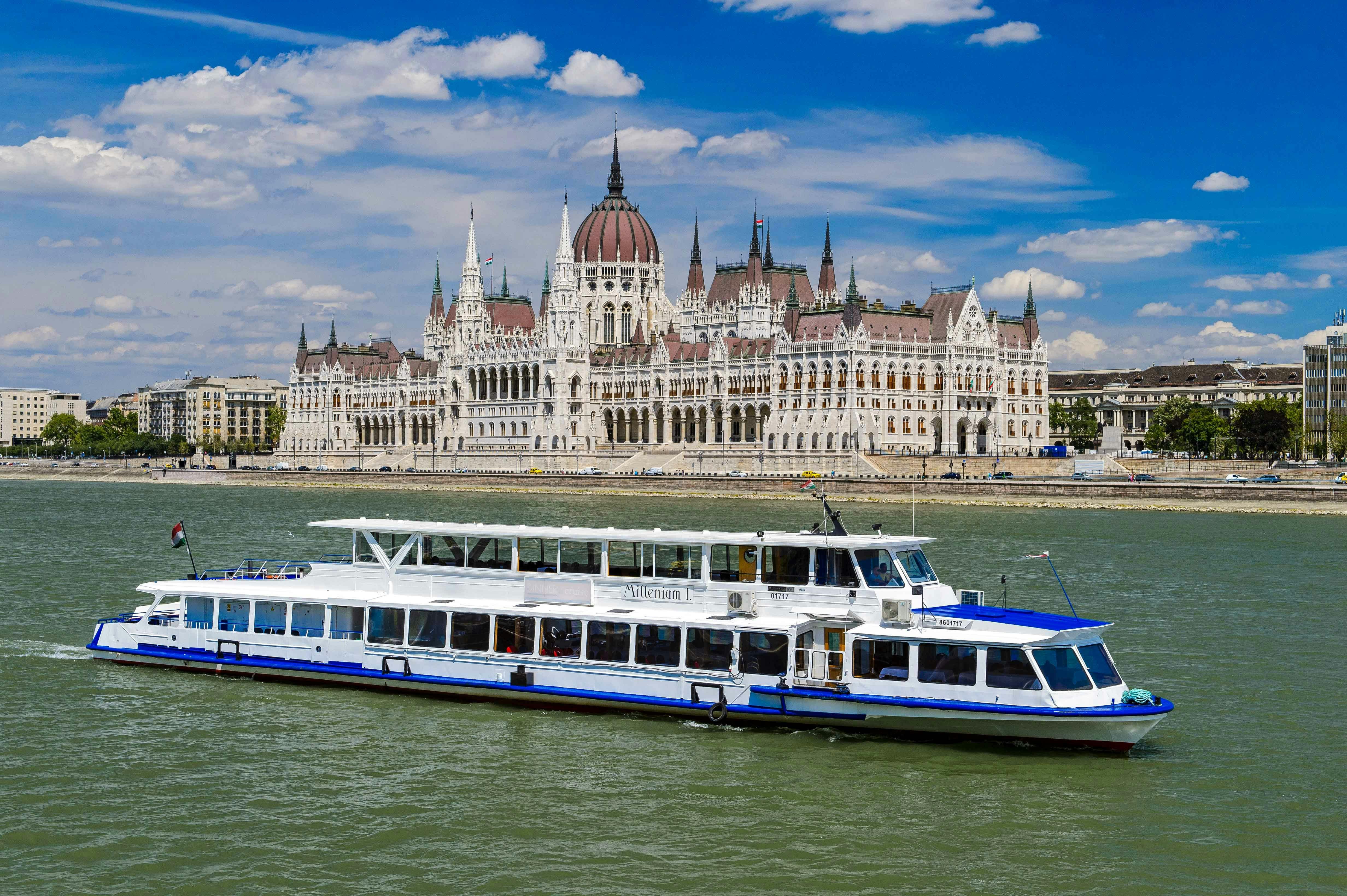 Crucero por el Danubio Paseos en barco en Budapest musement