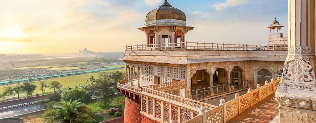 Memorabele treinreis voor een spectaculaire tweedaagse tour van Agra