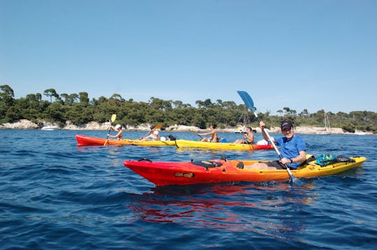 Alquiler de kayak de mar en la costa de Esterel en la Riviera francesa