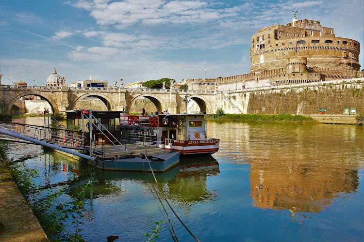 Walking tour with Tiber cruise and Trastevere food tasting