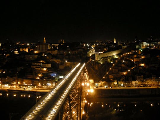 Passeio nocturno no Porto com espectáculo de fado e jantar
