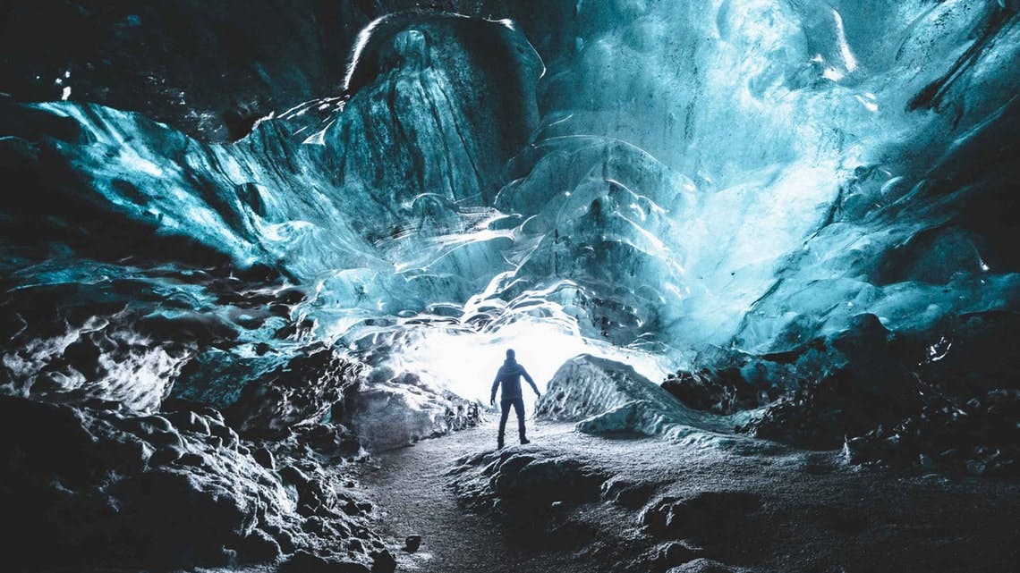 Explorez une grotte de glace bleue