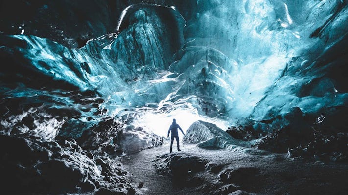 Esplora una grotta di ghiaccio blu