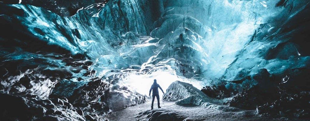 Erkunden Sie eine blaue Eishöhle