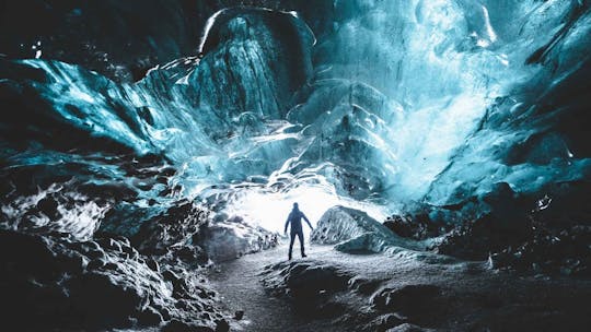 Erkunden Sie eine blaue Eishöhle