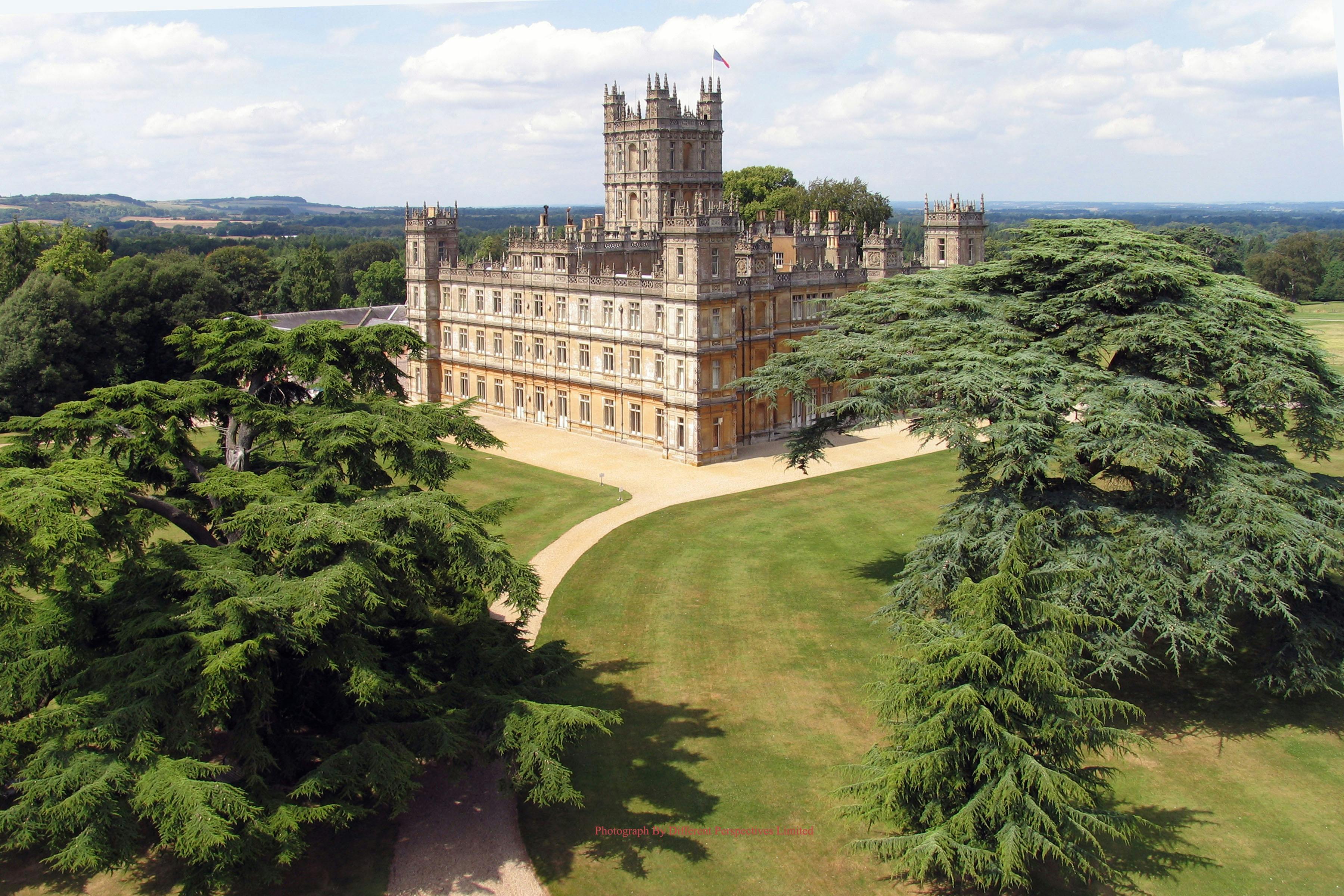 Downton Abbey and village small group tour from London