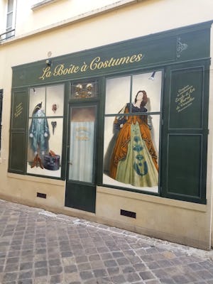 Street-Art in Versailles walking tour