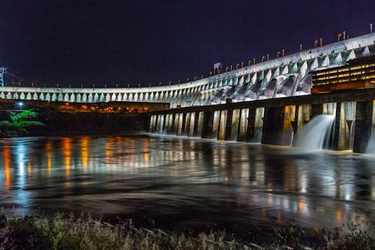 Barragem Itaipu acende visita guiada à noite