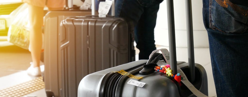 Transfer privado do Aeroporto Internacional Adisucipto para hotéis da cidade com guia