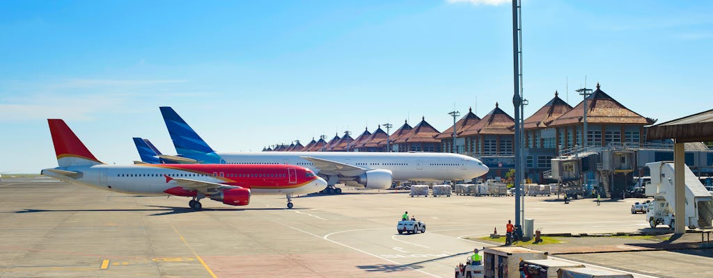 Prywatny transfer z międzynarodowego lotniska Dżakarta Soekarno-Hatta do hoteli miejskich z przewodnikiem