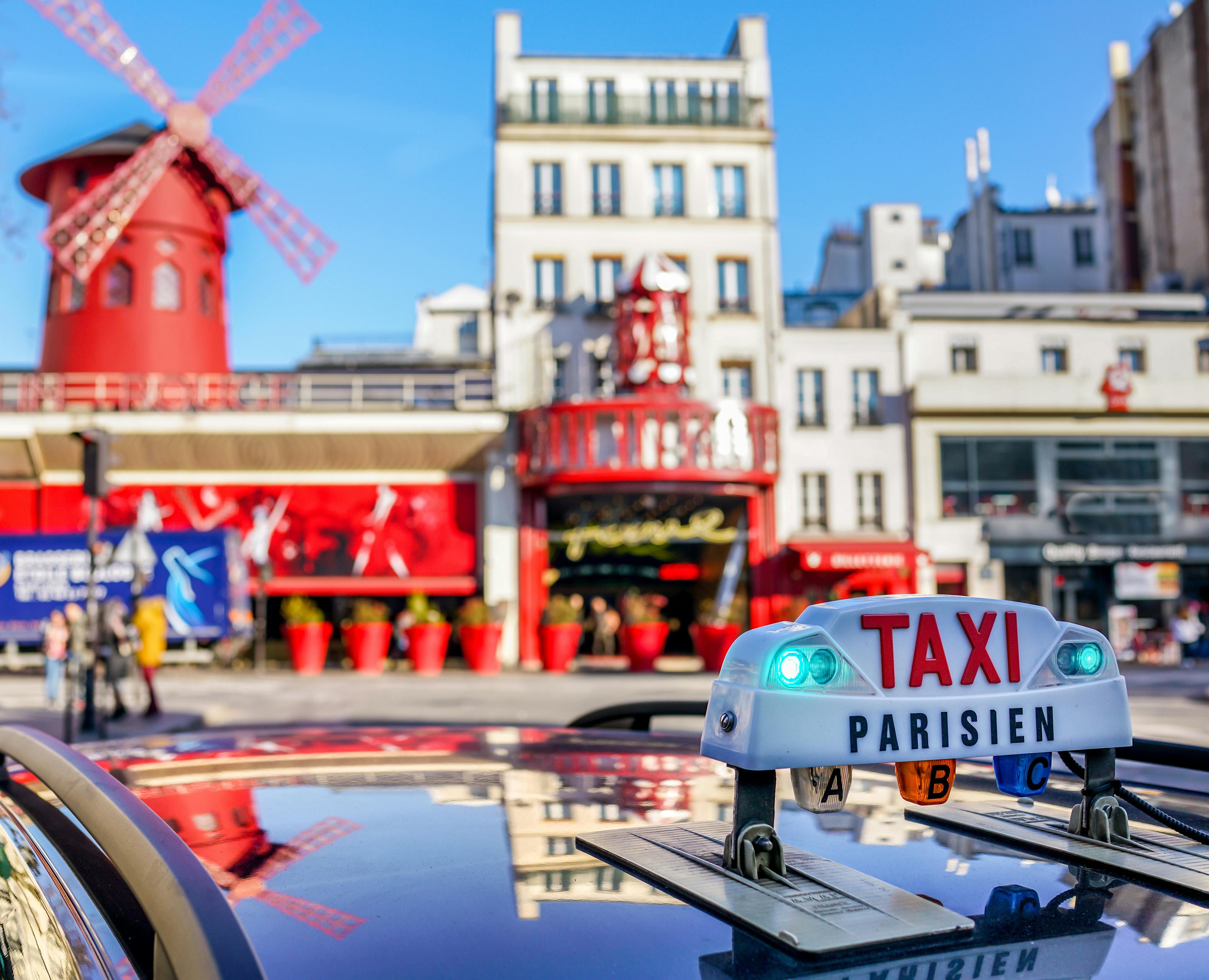 Tour interativo de ônibus por Paris e jantar-show no Moulin Rouge