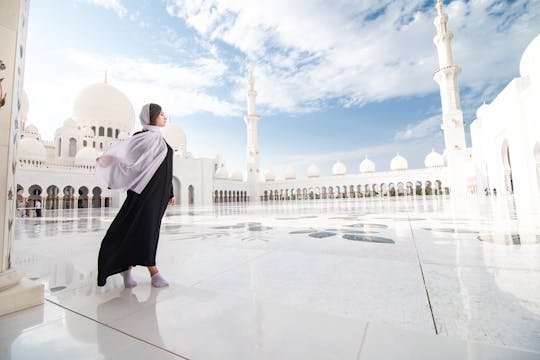 Abu Dhabi Attraction Tour with Grand Mosque Visit and Warner Bros World Ticket