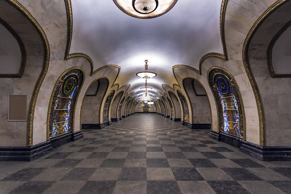 Tour privato delle stazioni della metropolitana di Mosca con prelievo dall'hotel