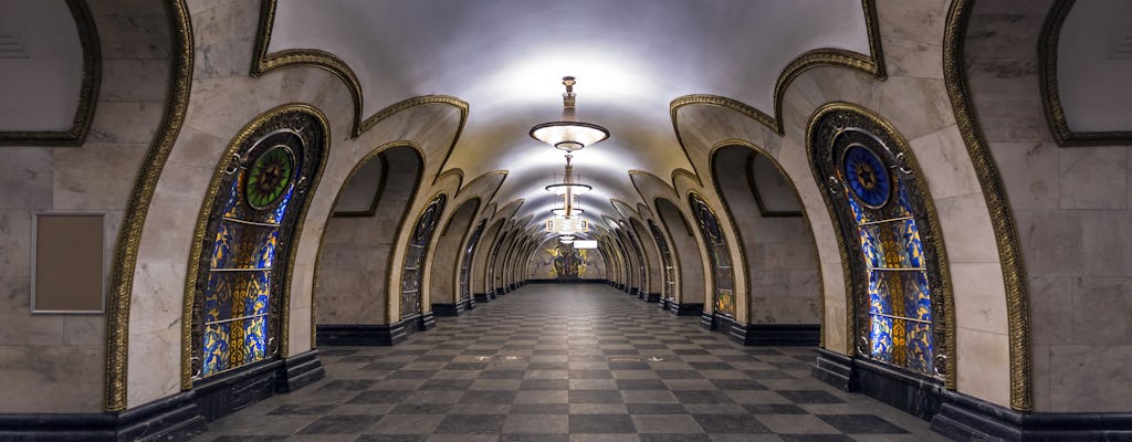 Excursión privada a las estaciones de metro de Moscú con recogida en el hotel