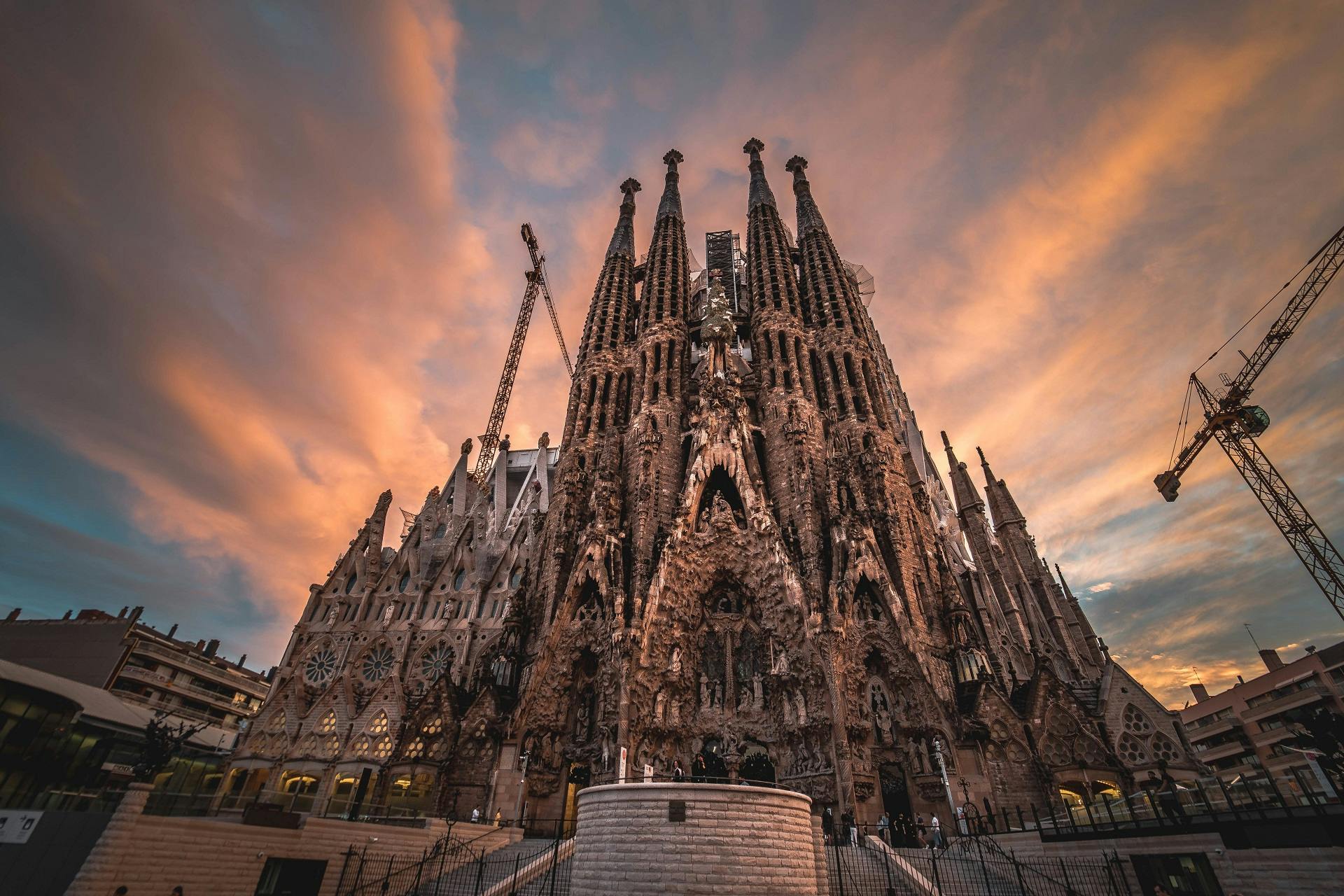 Entradas a la Sagrada Familia de vía rápida con tour al atardecer