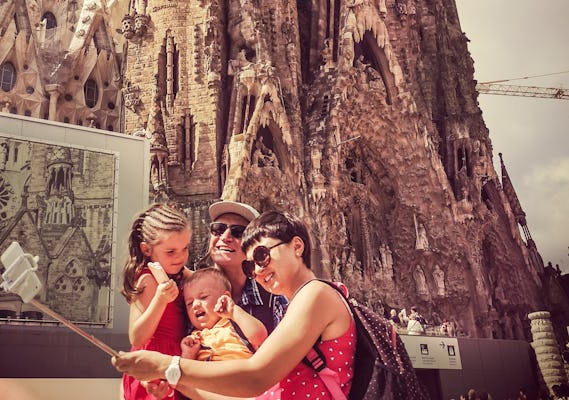 Food and drink tour with fast-track tickets to Sagrada Familia