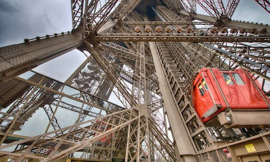Visite guidée de la tour Eiffel par l'ascenseur