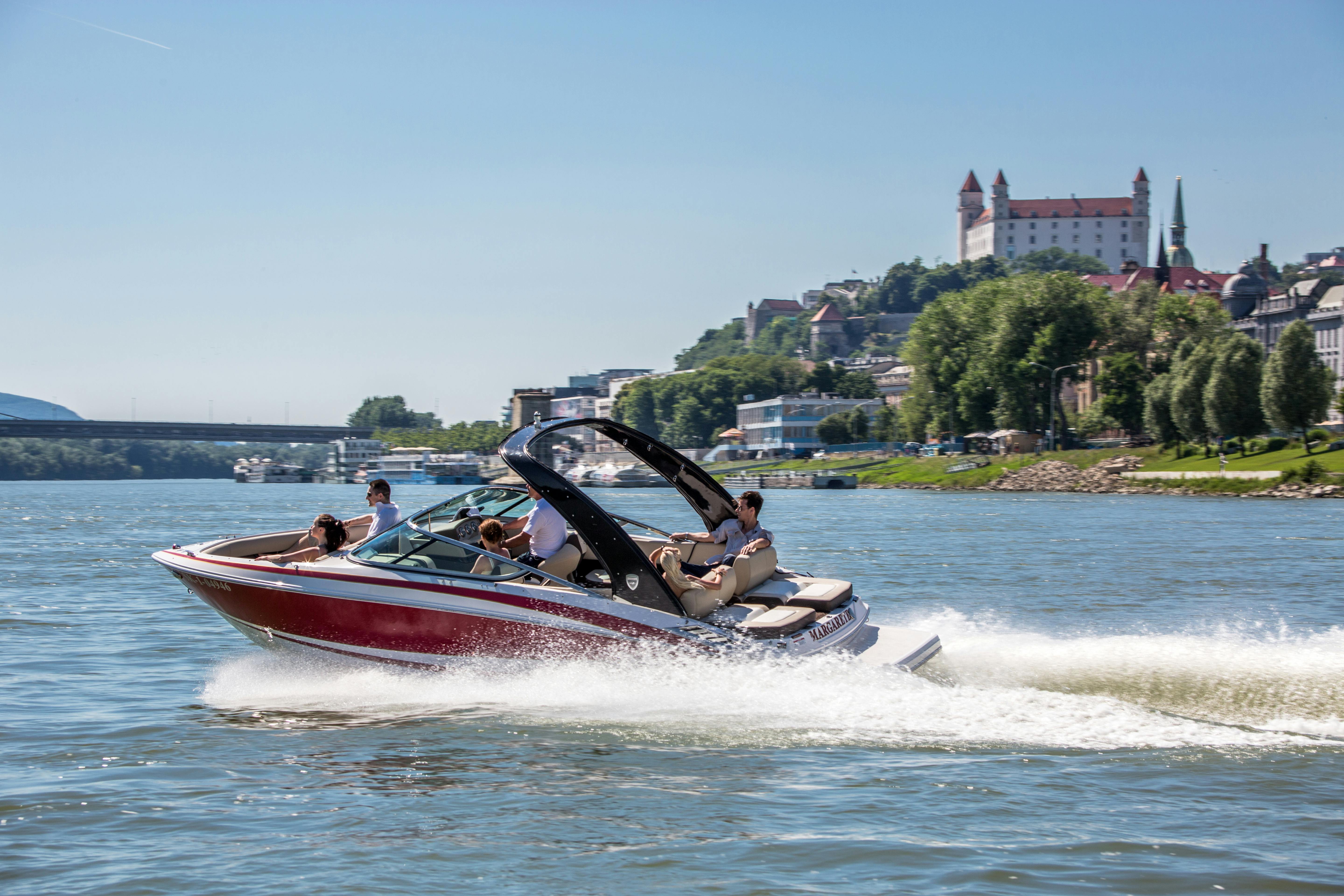 Speedboat tour on the Danube in Bratislava