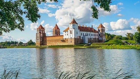 Visita compartida al Palacio Nesvizh y al Castillo Mir con un conductor de habla inglesa desde Minsk