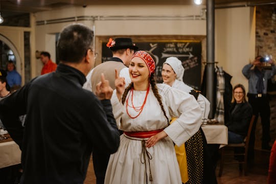 Cena y espectáculo tradicional esloveno de 2 horas.