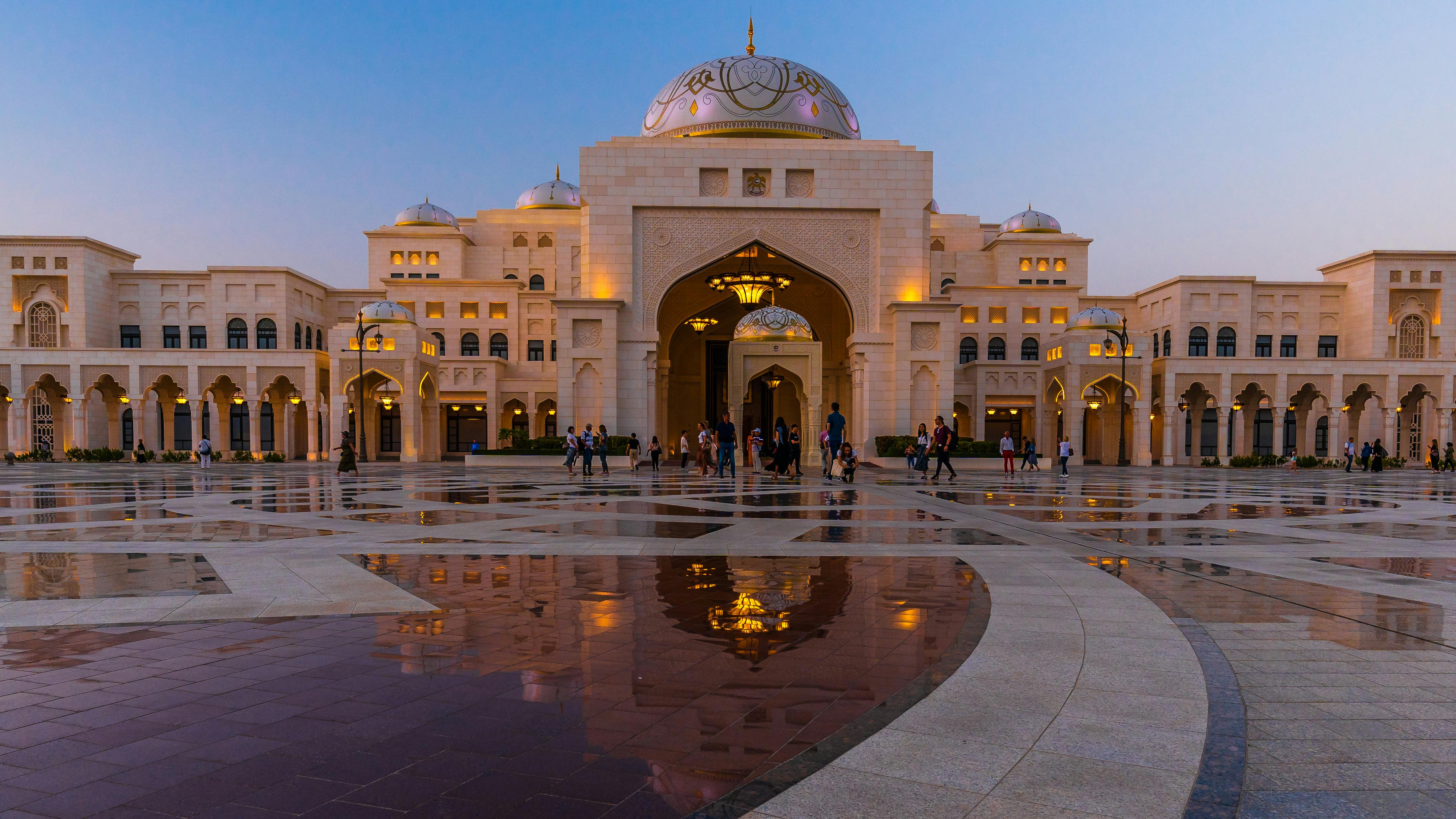 Tour privato di un'intera giornata ad Abu Dhabi e Qasr al Watan