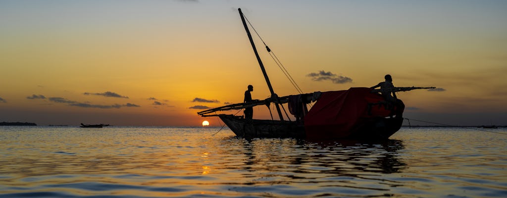 Cruzeiro Dhow ao pôr do sol em Zanzibar