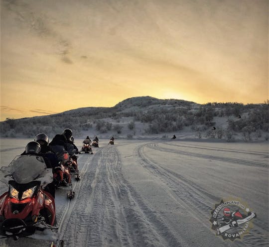 Experimente o vale do rio em um safari para motos de neve